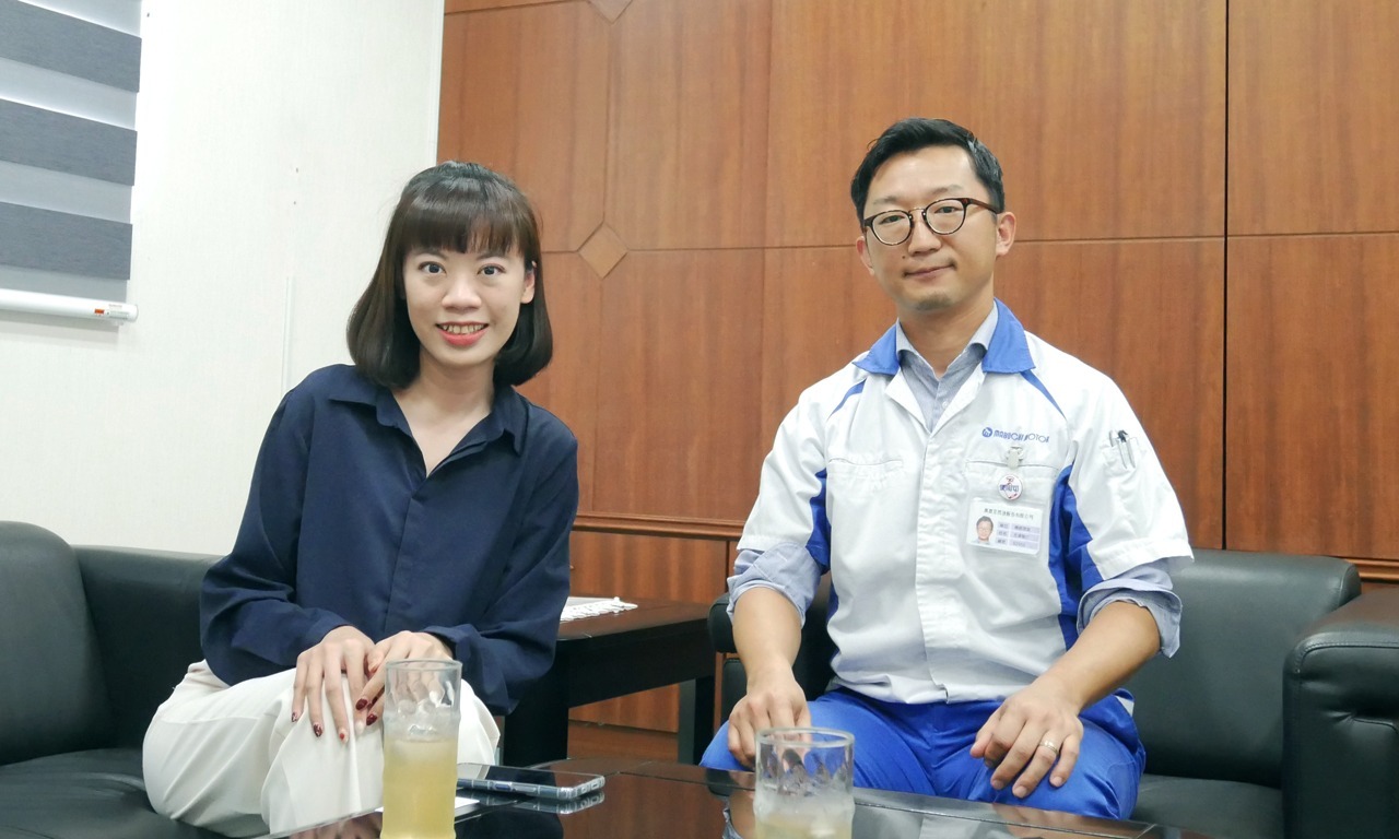 飛騰雲端業務(左)與萬寶至馬達股份有限公司董事總經理 友澤俊介 (右)合照 飛騰雲端業務(左)與萬寶至馬達股份有限公司董事總經理 友澤俊介 (右)合照
